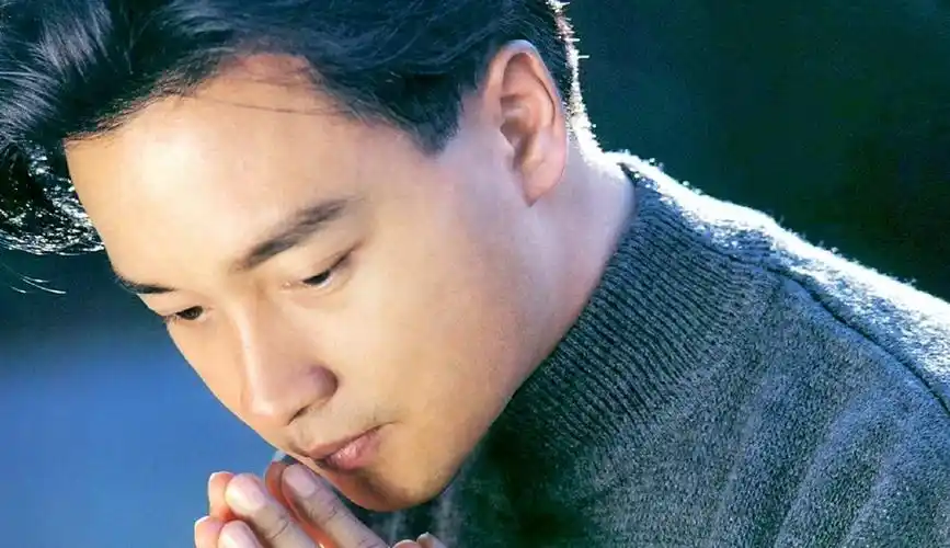 张国荣留的小胡须,感觉霸气中带点忧郁,微微一笑感觉太帅气了!