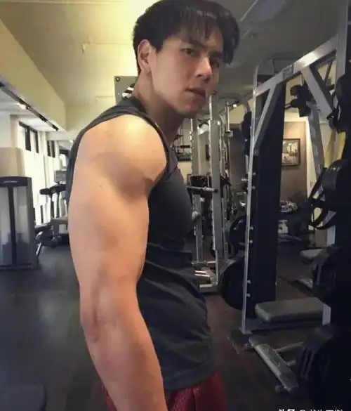 甚至在娱乐圈内,众多人士在筹备婚礼时,都纷纷选择邀请彭于晏担任伴郎