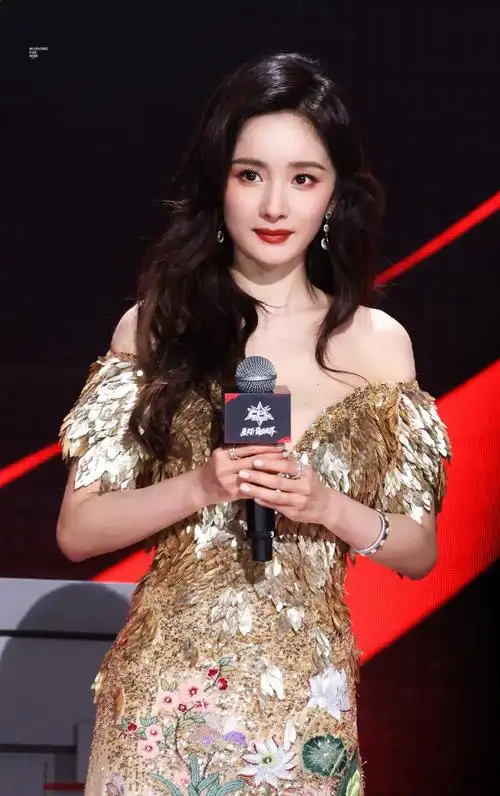 杨幂晶核品牌代言人##杨幂鎏金羽翼裙