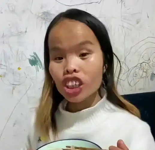 江西女子"一丑成名",靠奇特长相圈粉百万,自信程度不输凤姐