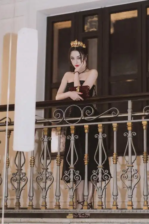 迪丽热巴亮相时装周 头戴王冠展女王气质着黑纱礼裙尽显曼妙身姿