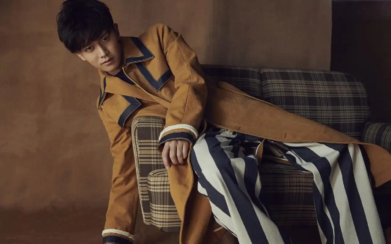 任嘉伦复古绅士范时尚大片桌面壁纸