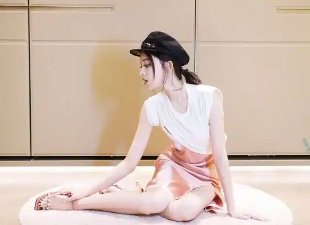 古力娜扎"放肆",穿裙子半脱半穿,秀出"奶油腿"