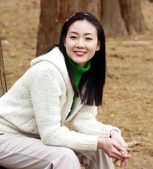 崔智友只不过,现在已经39岁的韩佳人,有了中年人该有的样子,或者是