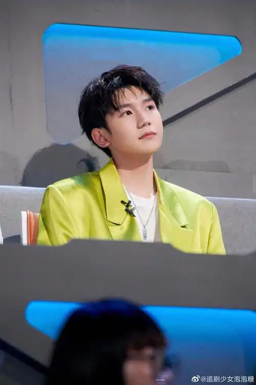 王源的绿西装舞台照来了,在舞台上闪闪发光的音乐小王子……|王源