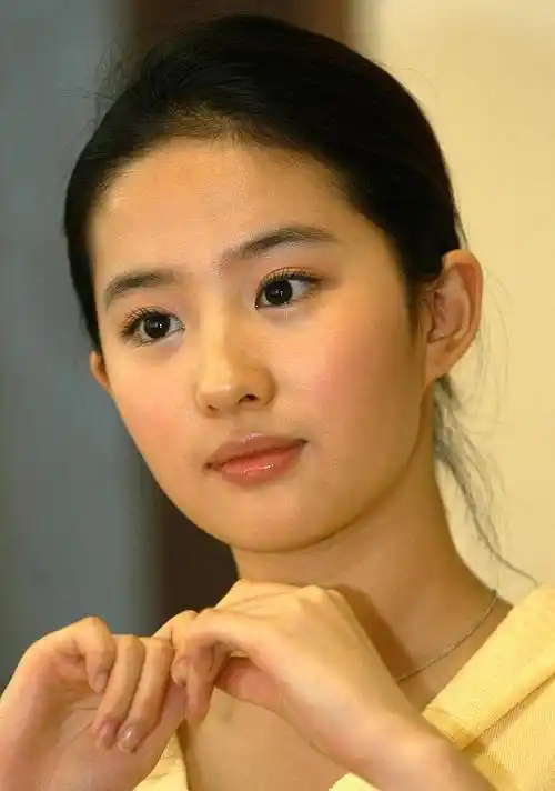 我喜欢她自然谦逊,善良又美丽~你认为刘亦菲的照片是被别人破坏的吗?