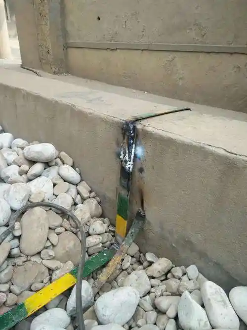 焊接后的接地扁铁.