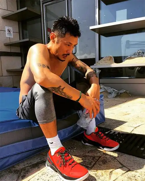 余文乐网晒 yeezy 750 boost "light grey"