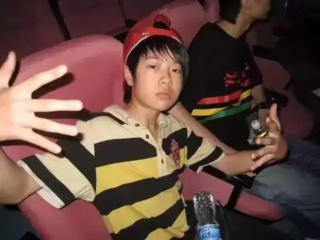 王一博孟美岐从小就认识,两人紧紧抱着,像交往中的小情侣?_照片