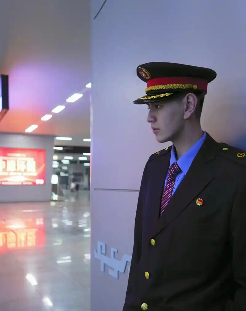 列车上哒咩吸烟哦!#制服 #铁路人#原相机 #190#侧脸杀 - 抖音