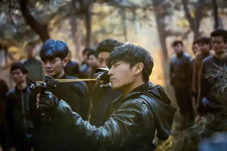 沙海里头吴邪连吓唬带绑架地带黎簇到古潼京当地导游见到黎簇随口称呼