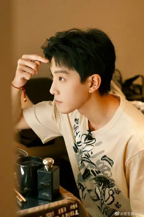 三宫格帅气怼脸拍好绝,这个喉结嘶哈嘶哈#范世琦520营业照