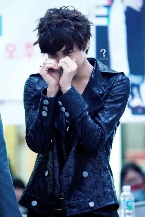 金钟仁喜欢暗搓搓比心先来回顾一波 exo 2012年刚出道那会的比心吧