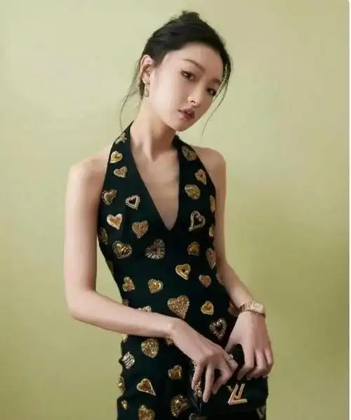 31岁周冬雨炎炎夏日穿冬衣素颜面部肿胀鼻子宽大疑似怀孕