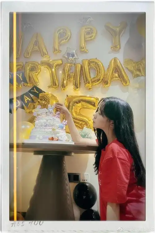 组图:张紫宁晒25岁庆生照 穿白色毛衣头戴王冠温柔唯美