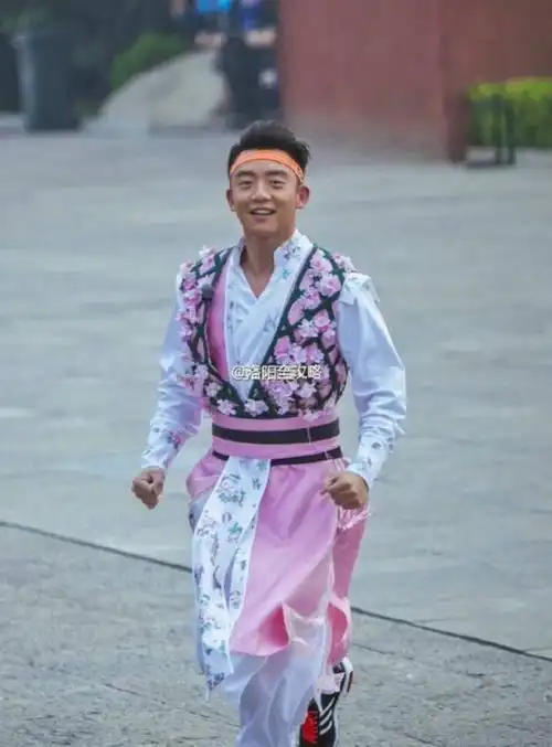 首页 明星时尚 原标题:奔跑吧兄弟第三季录制照:鹿晗捧玫瑰登场 baby