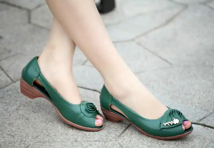 时尚妈妈皮凉鞋新款真皮粗低跟女式鱼嘴鞋牛皮牛筋底休闲凉皮鞋