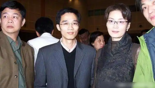 与潘虹离婚后他爱上了比自己小21岁的王小丫