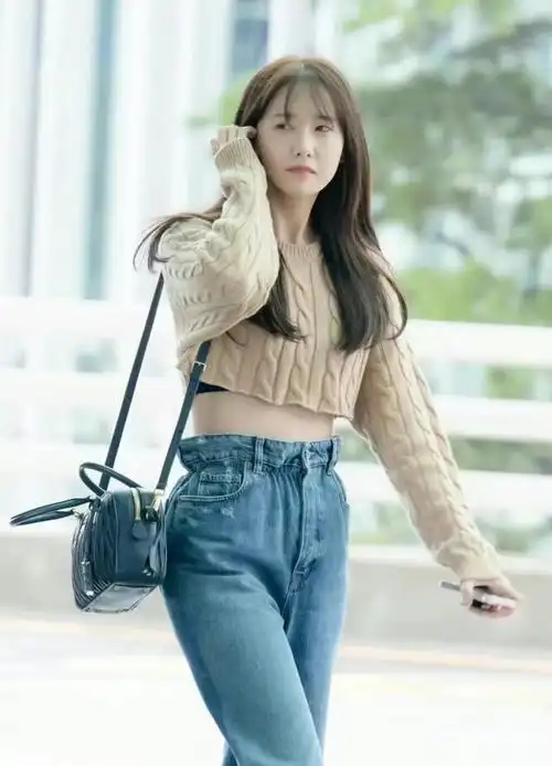 林允儿机场私服,驼棕色针织短毛衣配蓝色高腰牛仔裤,温柔迷人插图2