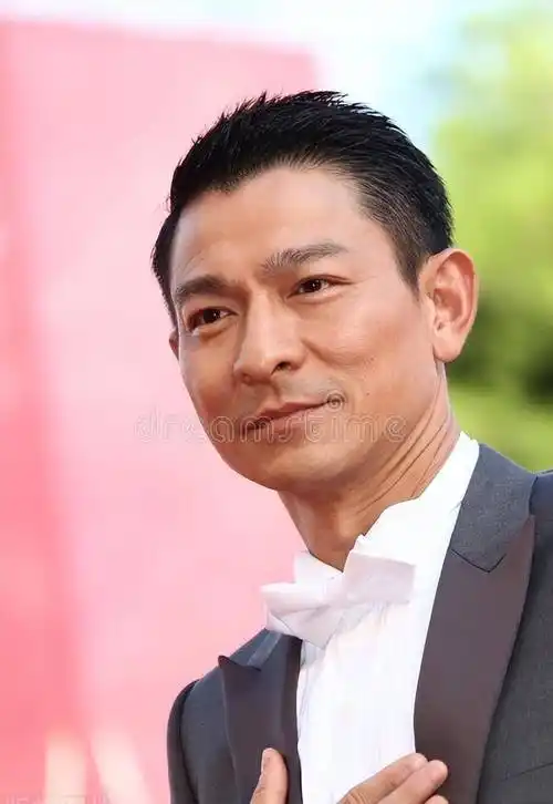 1997年刘德华广东认祖归宗,亲姐姐一贫如洗,他有没有帮助姐姐?