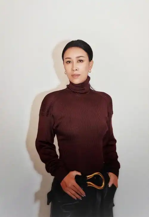 52岁那英人老心不老,"红配绿"穿搭超抢镜,腰细腿长身姿好出众