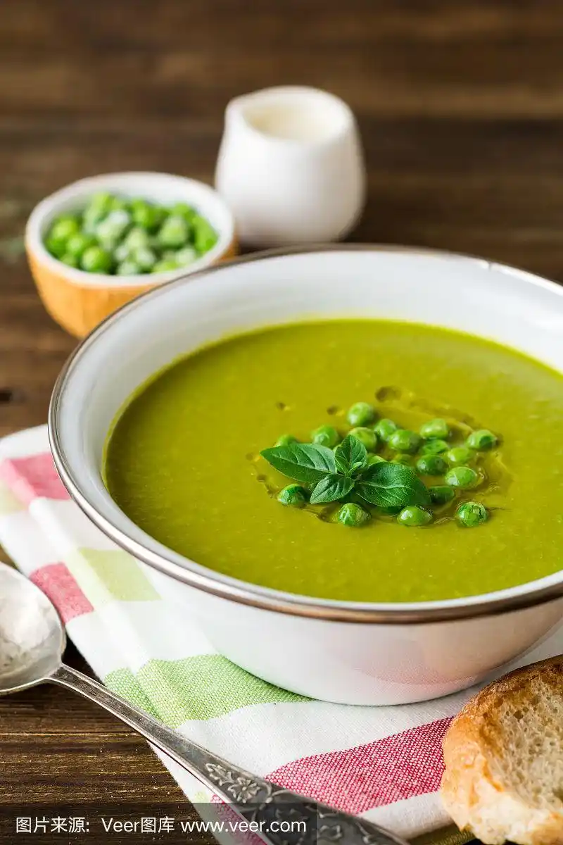 木桌上碗里的豌豆汤