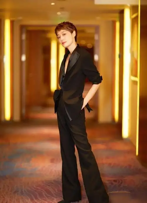 马伊琍越来越奔放真空穿西装配锁骨链凹造型45岁美出新高度