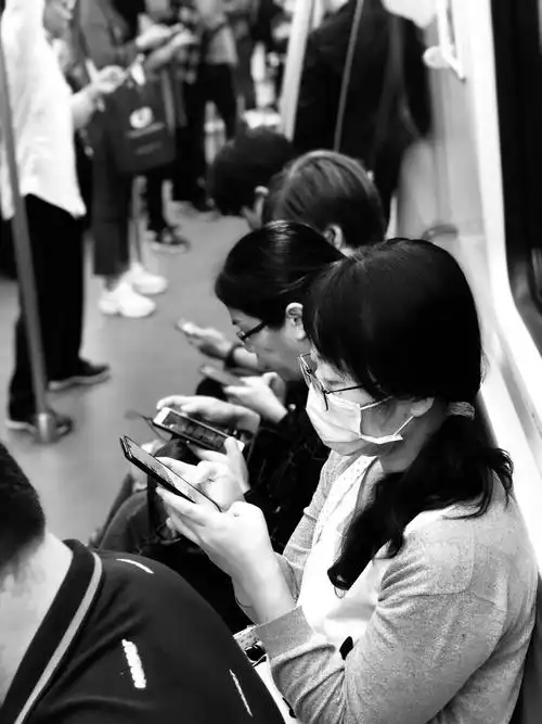 地铁上玩手机的人