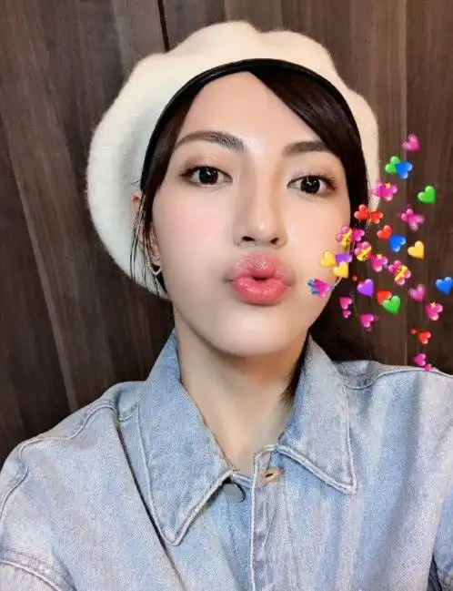 小李飞刀焦恩俊23岁女儿晒自拍肤白貌美一张娃娃脸太撩人