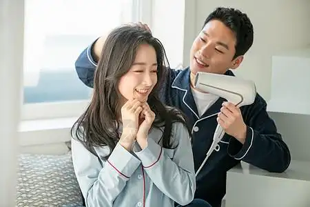 女顾客吹头发高清图片理发师给女顾客吹头发高清图片理发师给女顾客吹