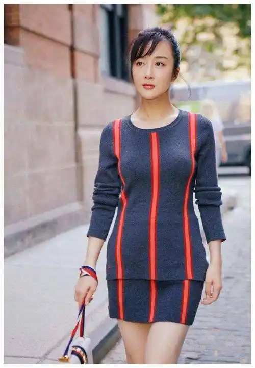 李依晓灰色卫衣配小黑裤时尚又简约但白得发光的脸显得僵硬