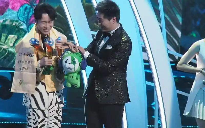 吴青峰起风了2019325第26届东方风云榜音乐盛典红毯陈粒领奖表演