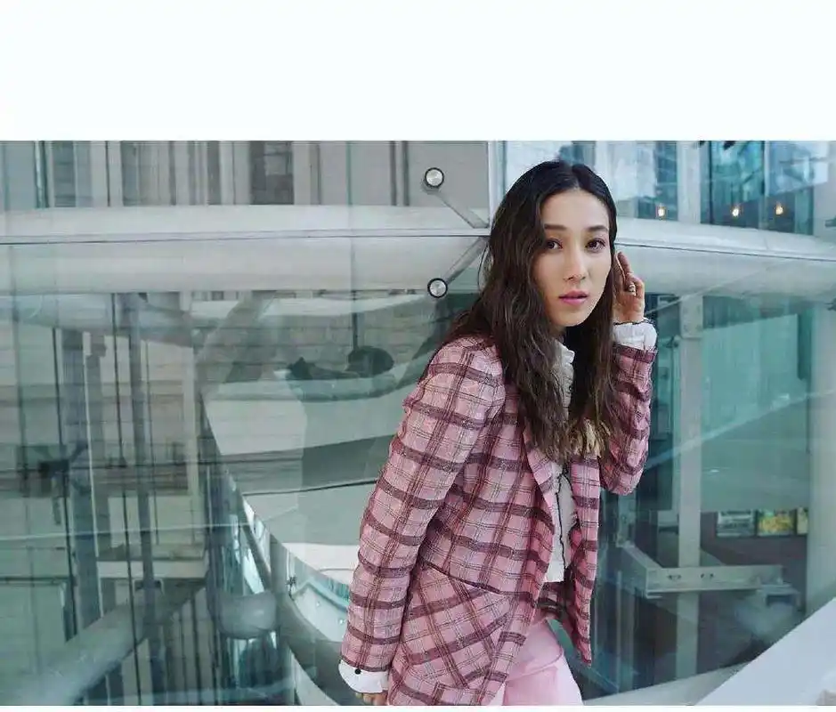 钟嘉欣身穿粉色格子西服草莓味女孩怎么看都不像35岁