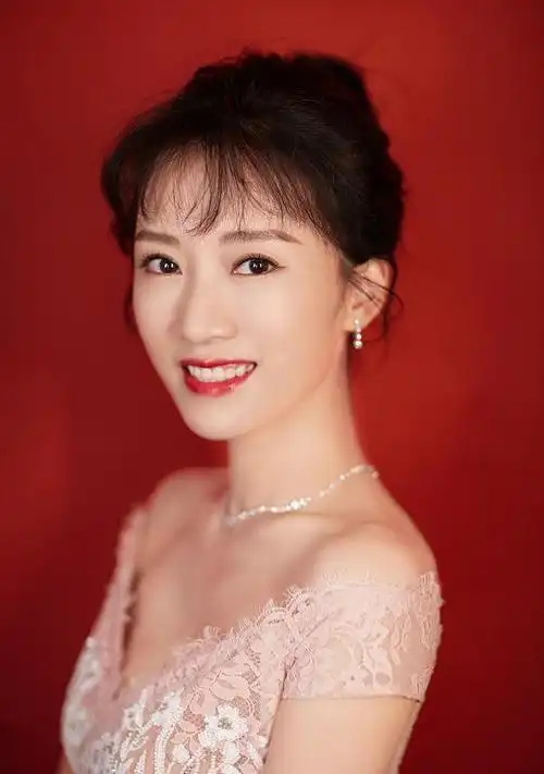 35岁李念真会"扮嫩",穿粉刺绣裙娇而不艳,这事业线太完美了吧