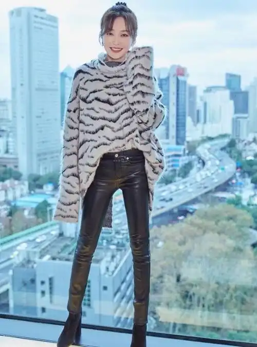 女神秦岚真会穿!毛衣配牛仔裤年轻迷人,好状态真不像43岁了