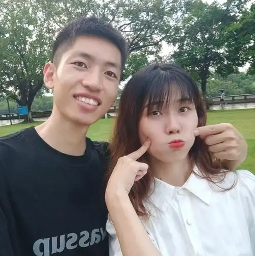 相册里有太多这样的情侣自拍合照了,拍多了就没意思了.