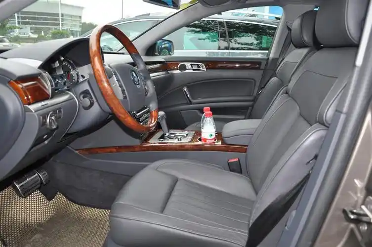 辉腾(进口)前排空间