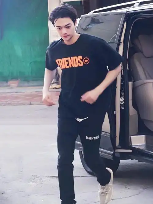 许凯获最佳男主角奖,再现一身黑造型,穿西装变禁欲系男神!