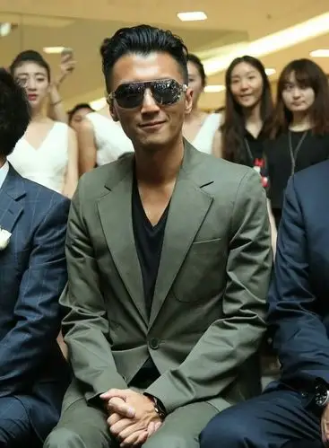 谢霆锋出席活动,太阳镜搭配大背头,男人味十足!