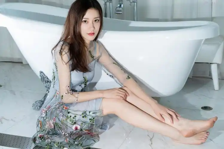 克拉女神江琴浴缸美腿4k壁纸