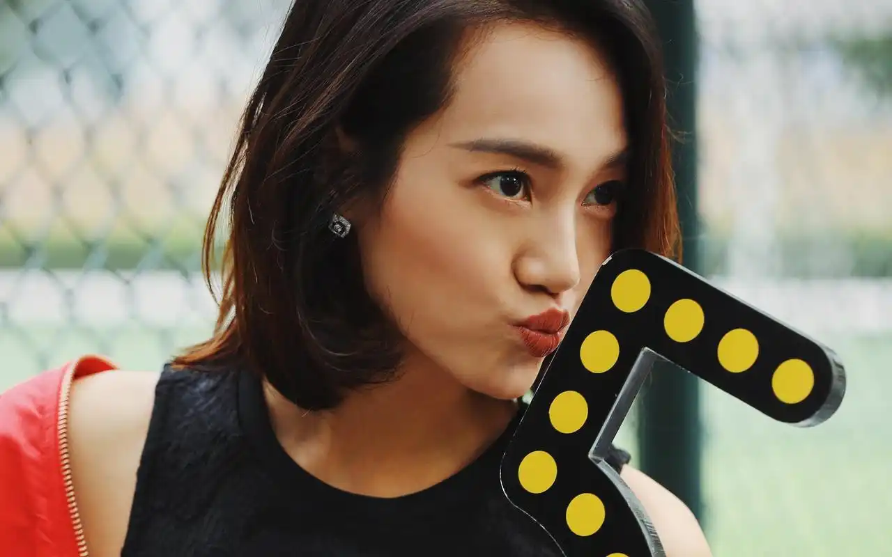 美女主持朱丹唯美时尚街拍桌面壁纸