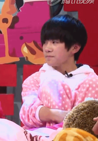 易烊千玺 tfboys 图源:hellojackson_易烊千玺动图库 耶~ 怎一个娇俏