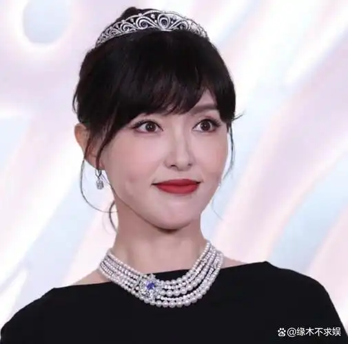 唐嫣活动大秀美背,生图被嘲老气如 50 岁,头大肩窄颧骨突出!