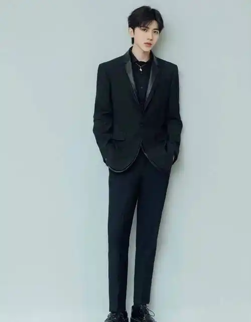 明星颜值高比例不好是硬伤,这几位男明星的全身照比例太完美_西装