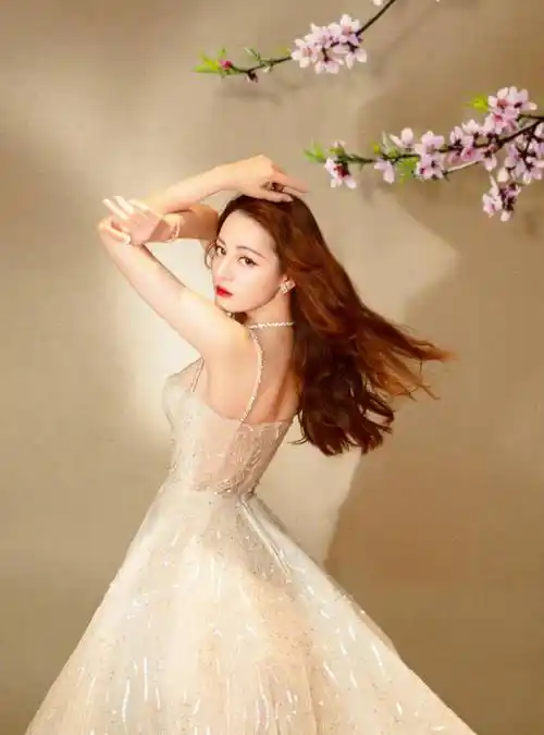 时隔近4个月,迪丽热巴终于营业晒出自拍,闭眼嘟嘴卖萌超可爱