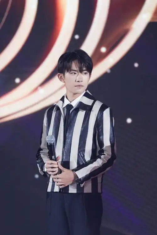 [tfboys][新闻]200131 【盘点】易烊千玺2019年带来多面惊"玺",2020前