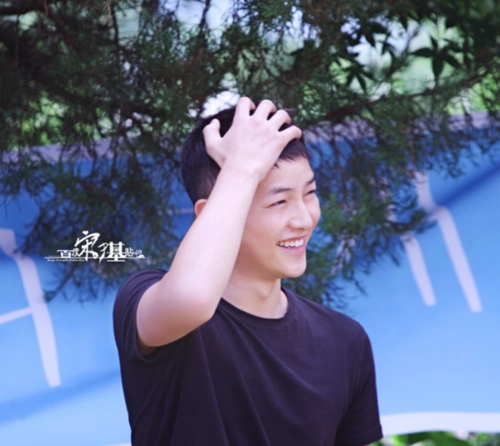 接下来这位,是你们前些日子还拿来当老公的宋仲基,剪了寸头后的他还蛮