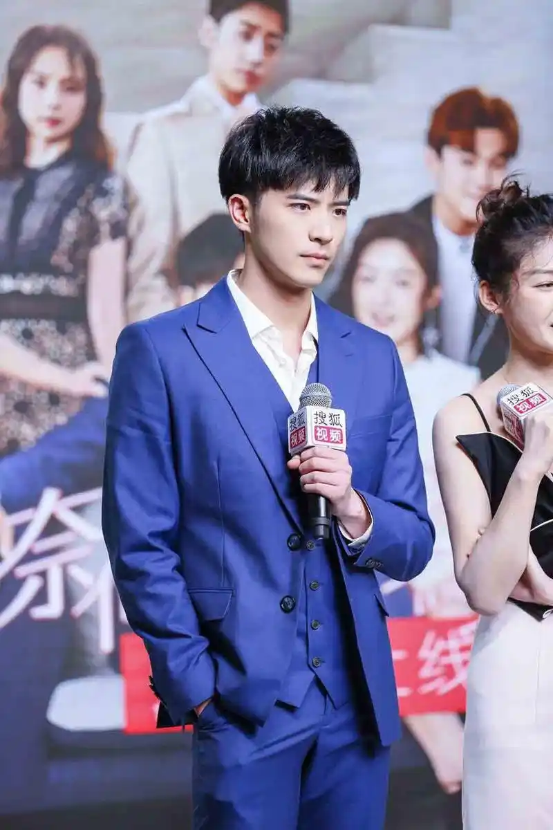 甜宠神剧《奈何boss要娶我》如约上线 "霸道总裁"徐开骋发布会遭遇撩