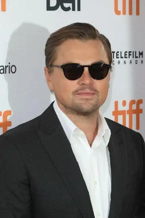 当天现身电影节的小李子莱昂纳多,依旧梳理着自己出演电影的"标准发型