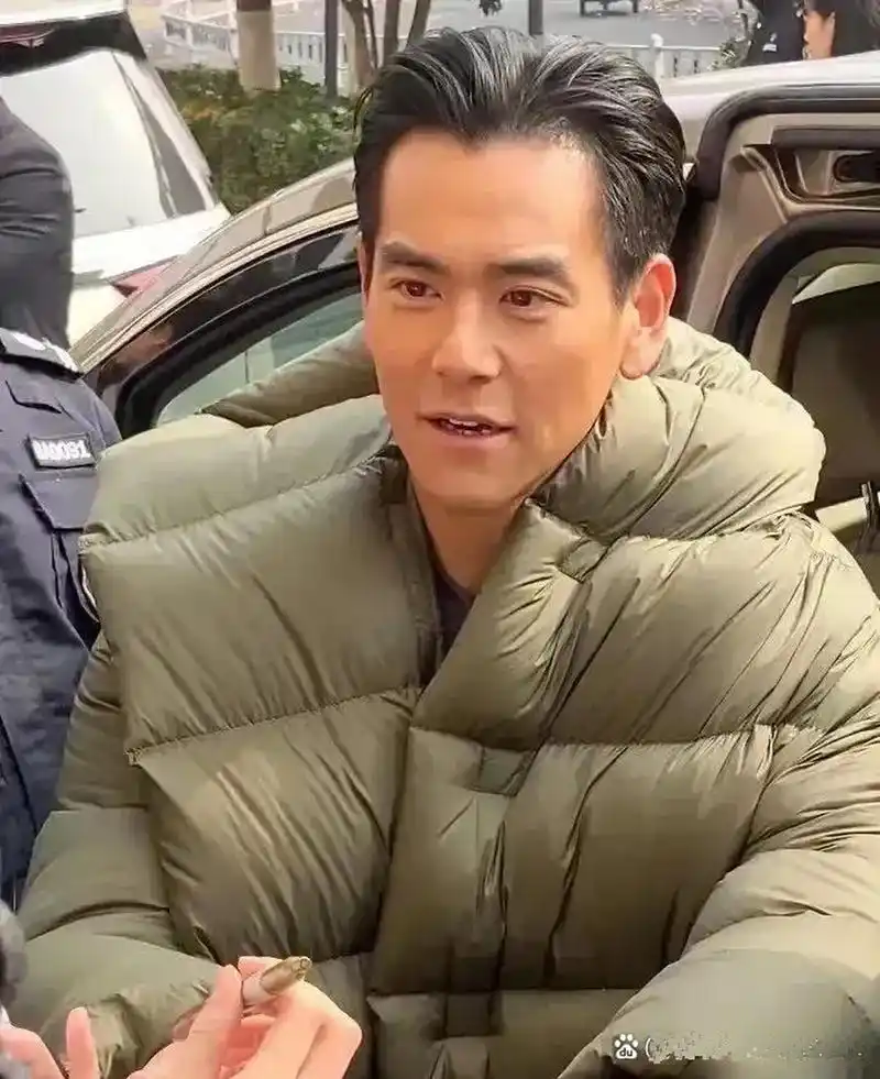 彭于晏和吴彦祖的头发,感觉都有点往后退,像是有点掉头发的样子